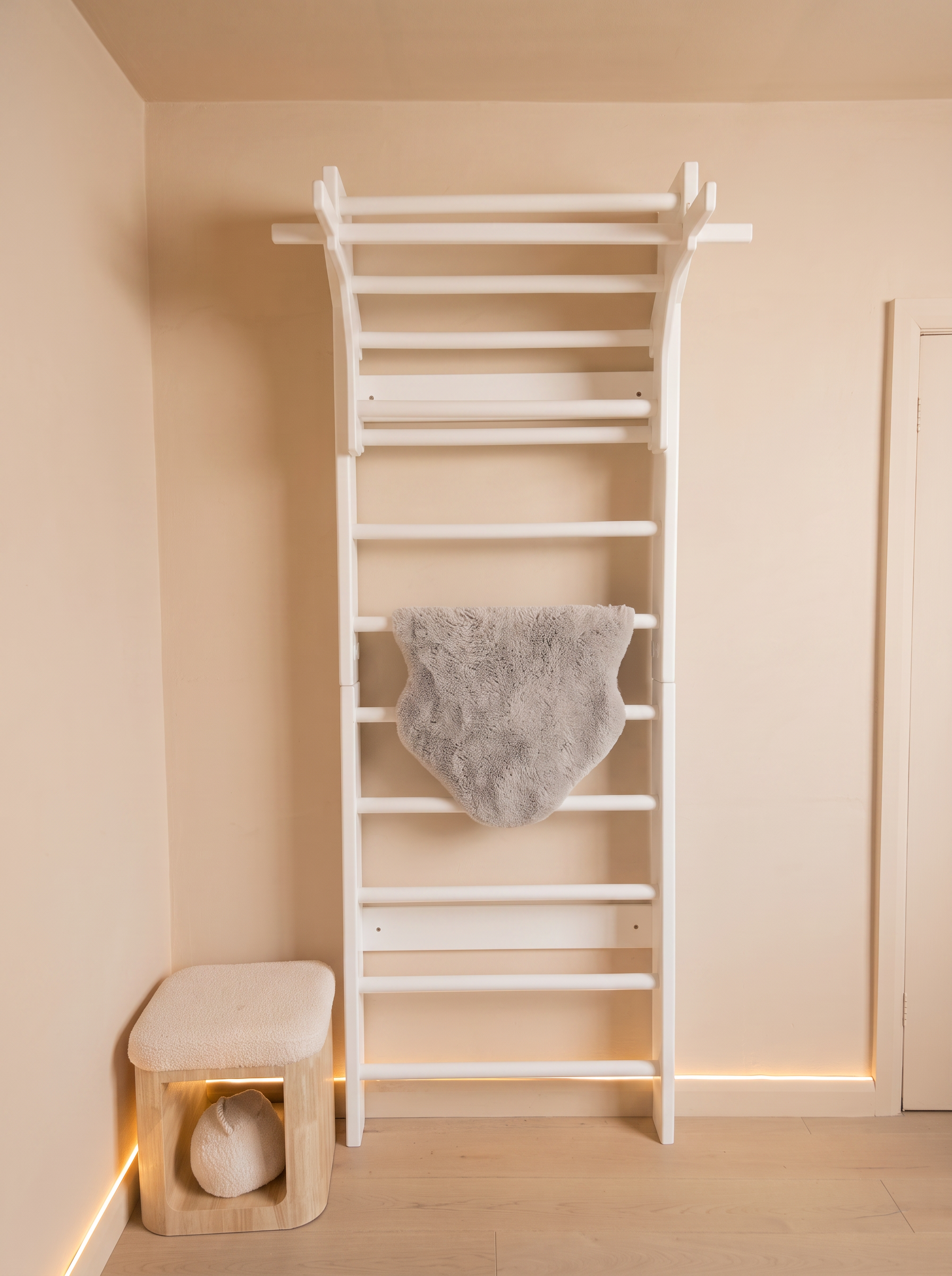 The FRAYME wall ladder mounted in a calm plaster room